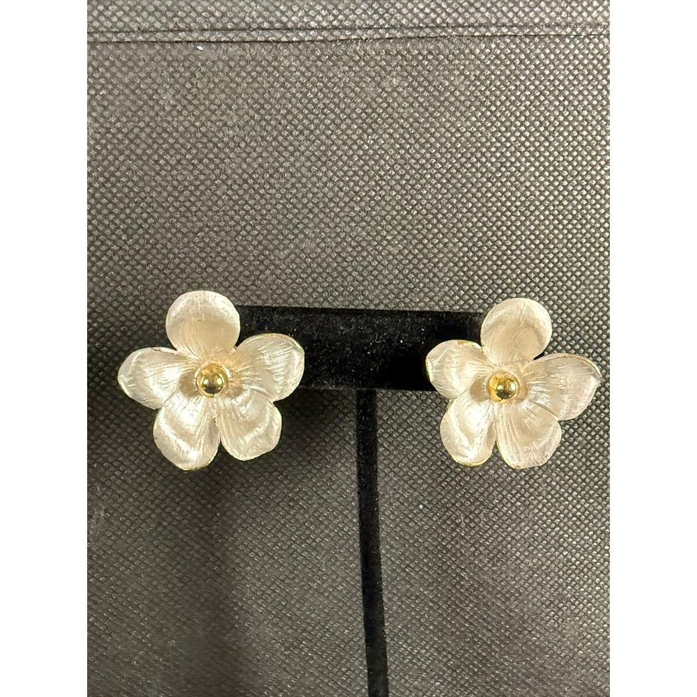 Pastelli Floral Clip‑On Earrings – Pearlescent Petals & Gold Center Bead